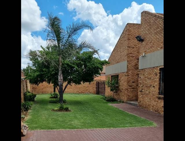 3 BEDROOM FREEHOLD FOR SALE IN HOEVELD PARK